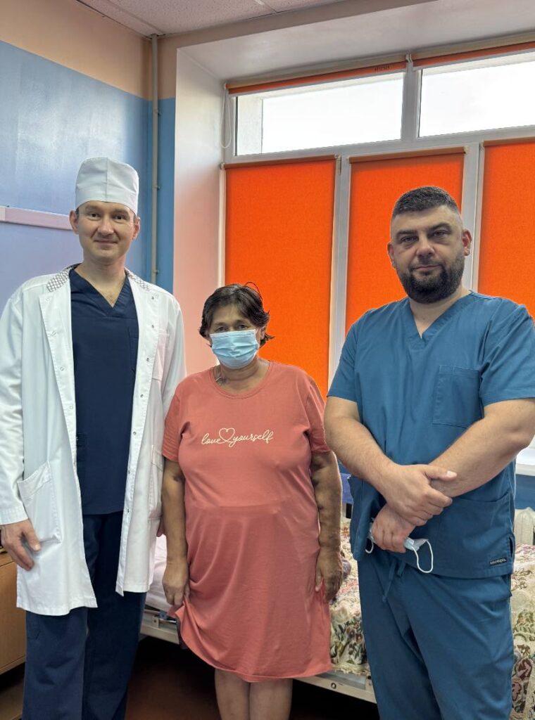 Лікарі та пацієнтка в лікарняній палаті.