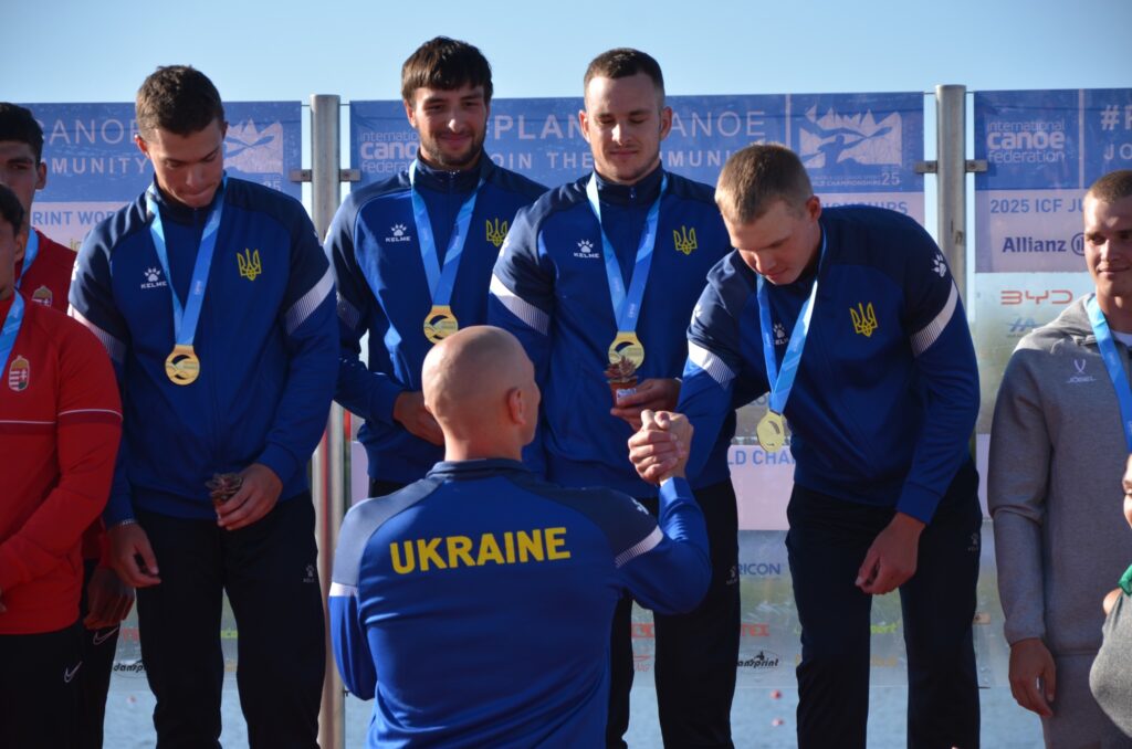 Українська команда святкує перемогу на змаганнях з каное