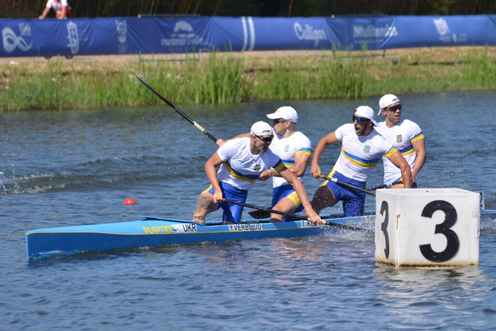 Українська команда веслування на човні змагається на воді.
