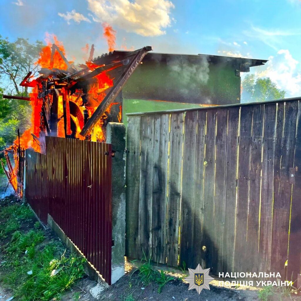 Пожежа займає дерев'яну споруду на подвір'ї.