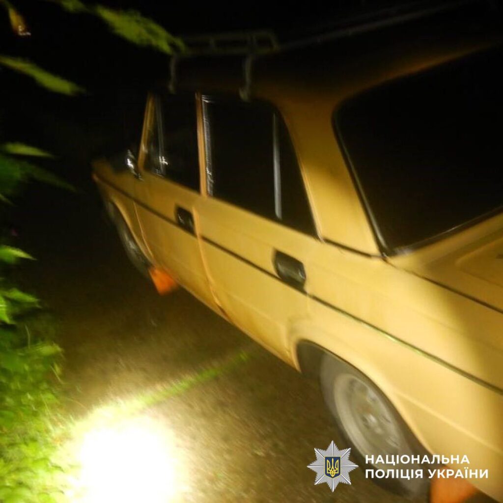 Жовта машина вночі на дорозі