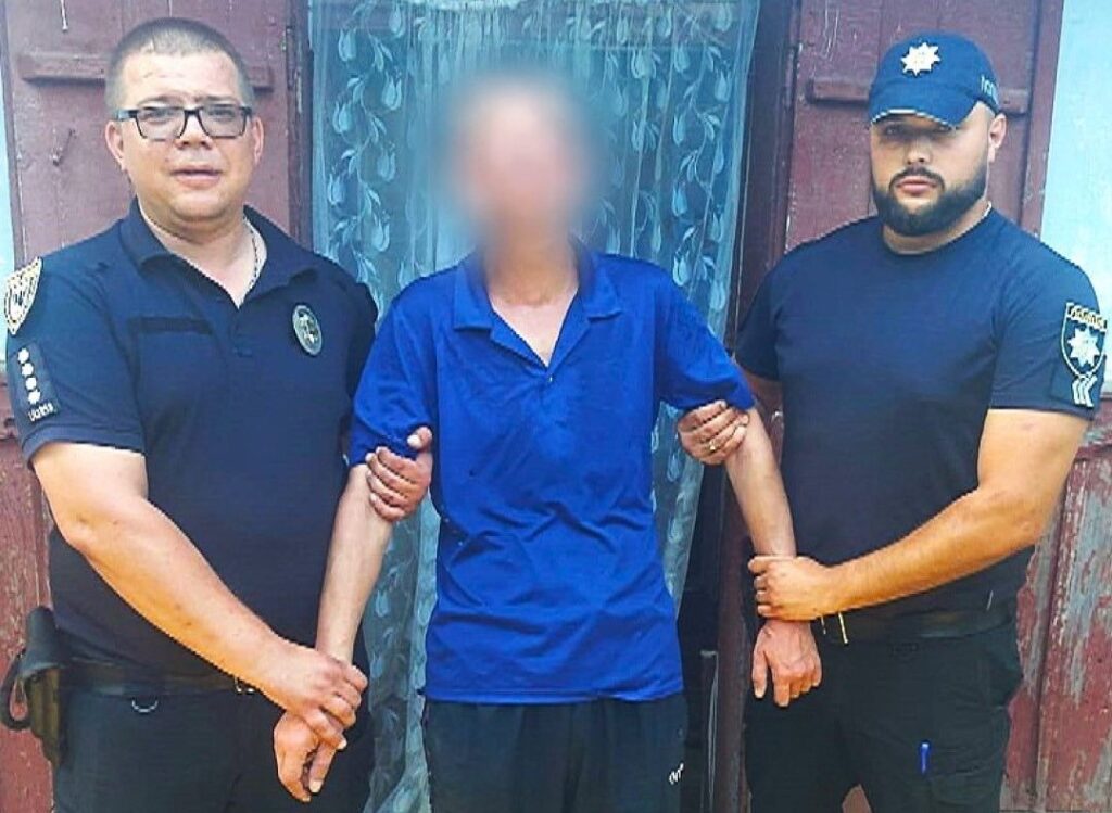 Поліція затримала людину біля дверей дому.