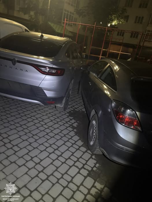Паркування автомобілів на нічній вулиці