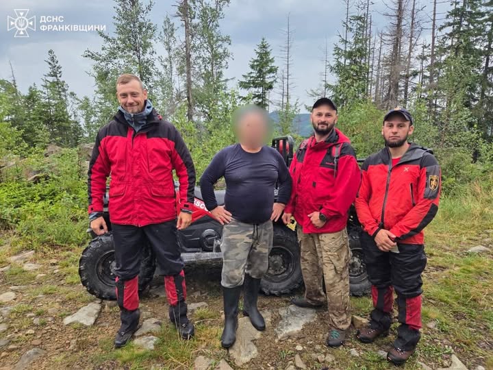 Рятувальники з туристом у горах біля квадроцикла