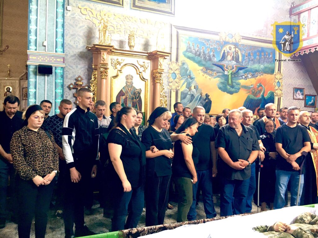 Люди у храмі під час меморіальної події.