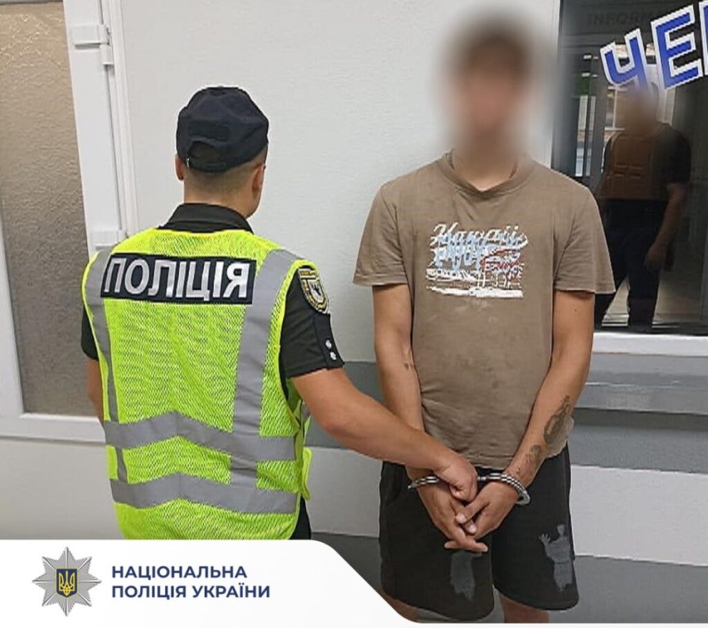 Поліцейський затримує людину в кайданках