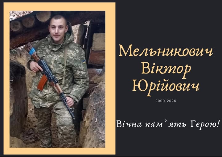 Український військовий у камуфляжі в окопі