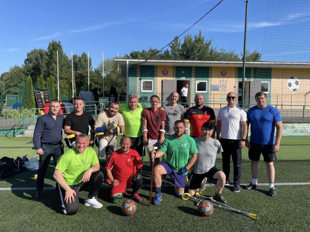 Групове фото команди на футбольному полі