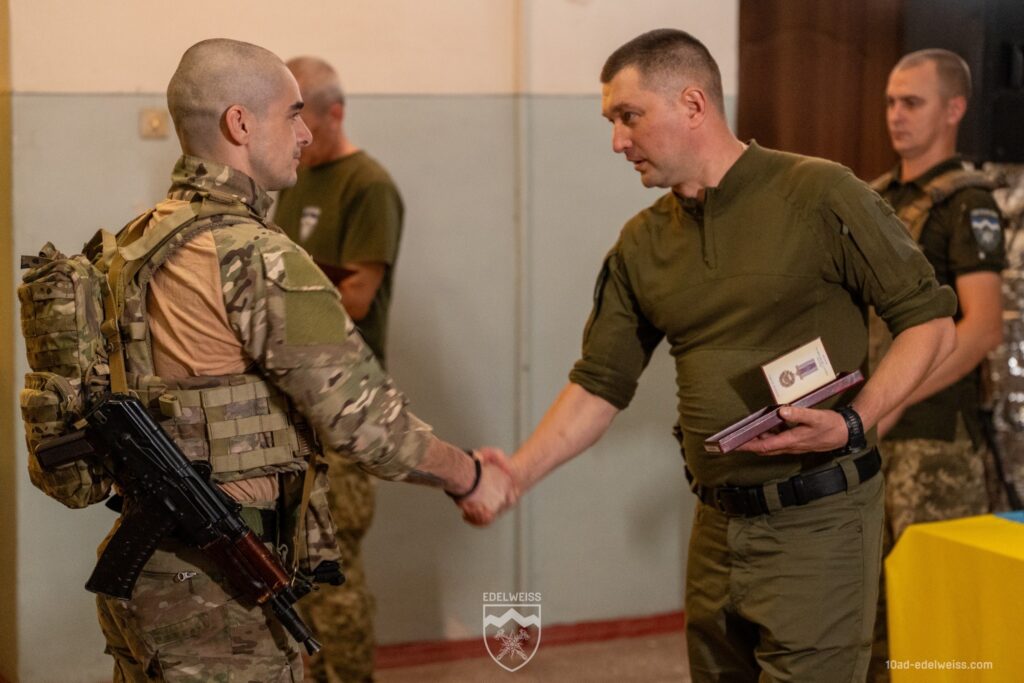 Військові рукостискання, нагородження в приміщенні.