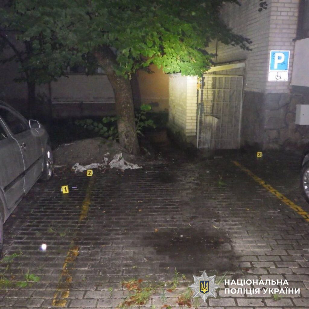 Паркування авто поруч зі стінами в темряві.