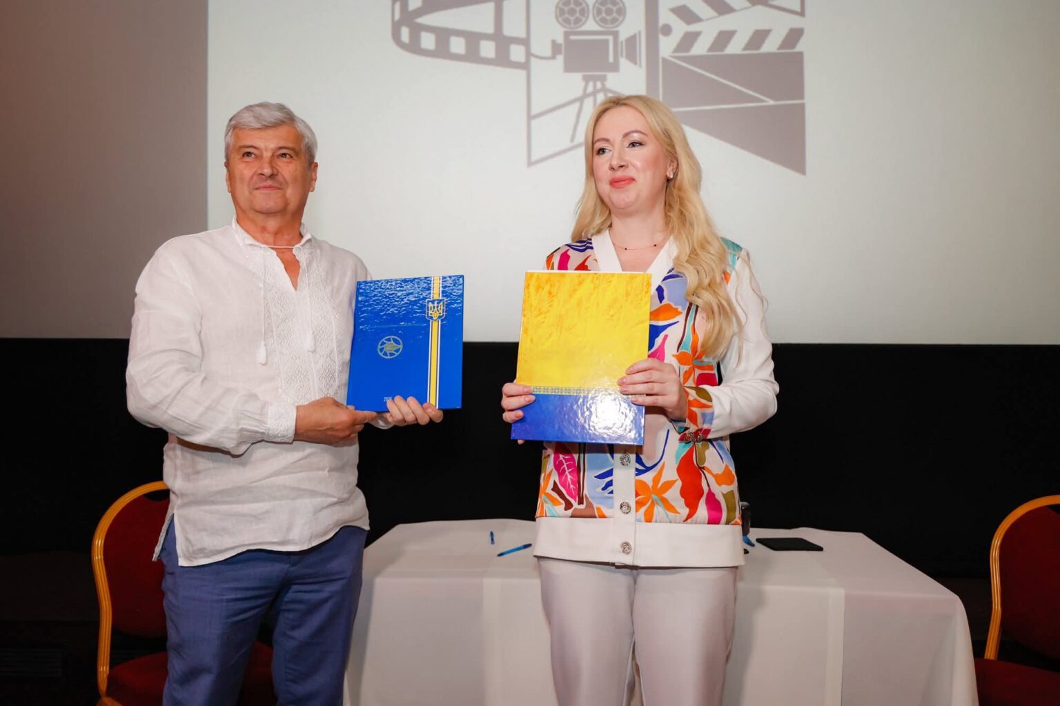 Люди тримають чиновницькі папки на заході