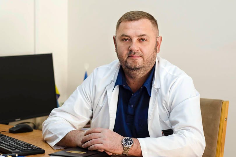 Лікар у білому халаті за столом
