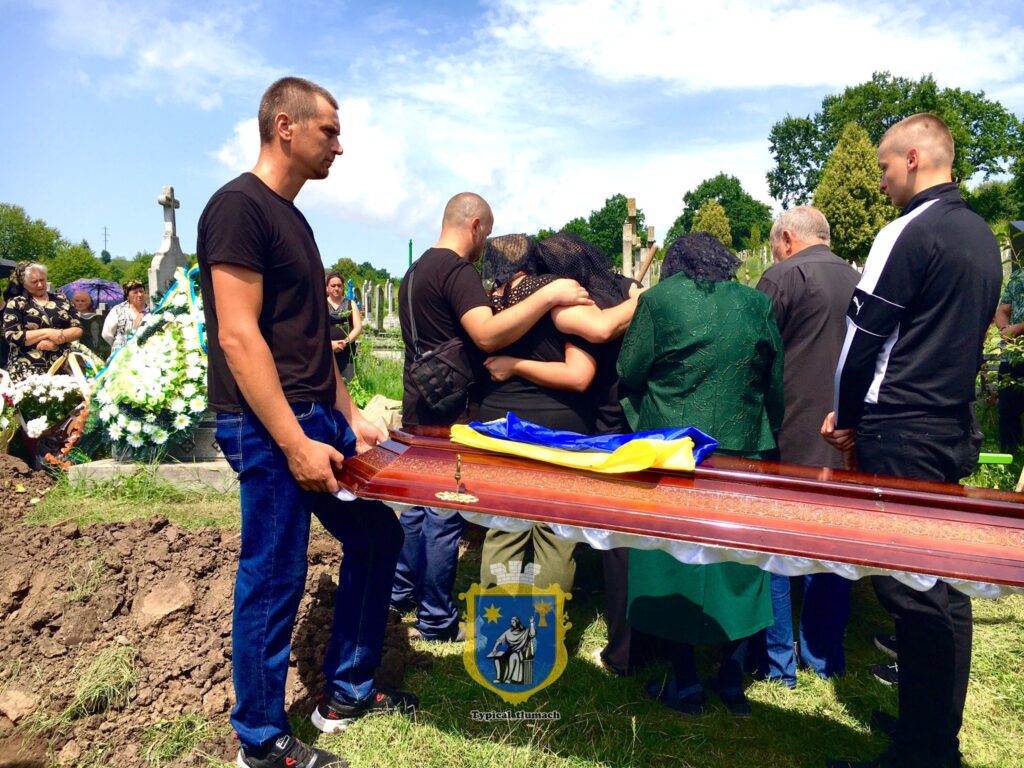 Похорони з українським прапором на кладовищі