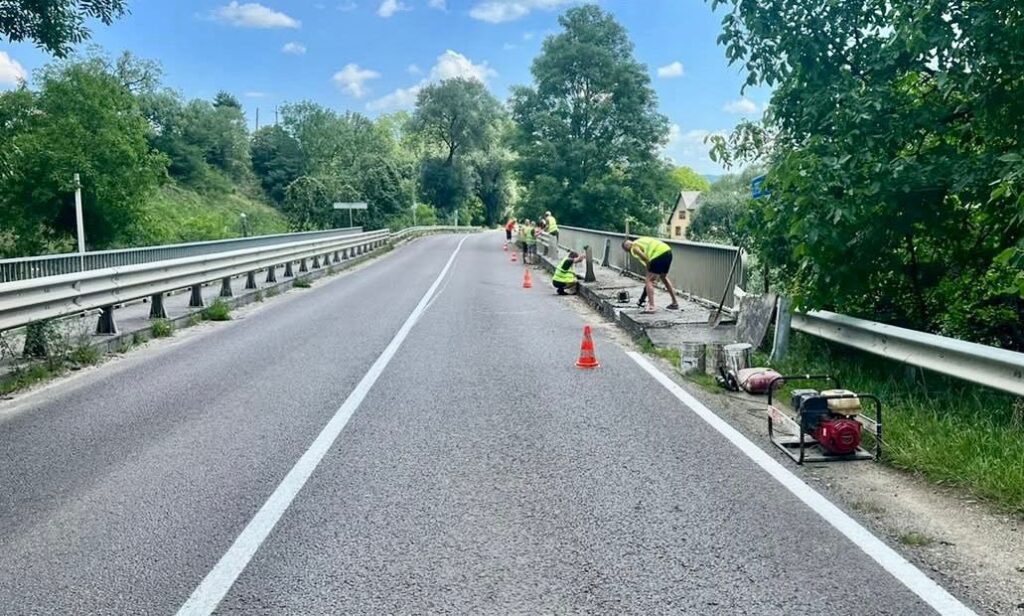 Ремонт дороги в сільській місцевості улітку