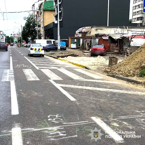 Невдало припаркований автомобіль на пішохідному переході.