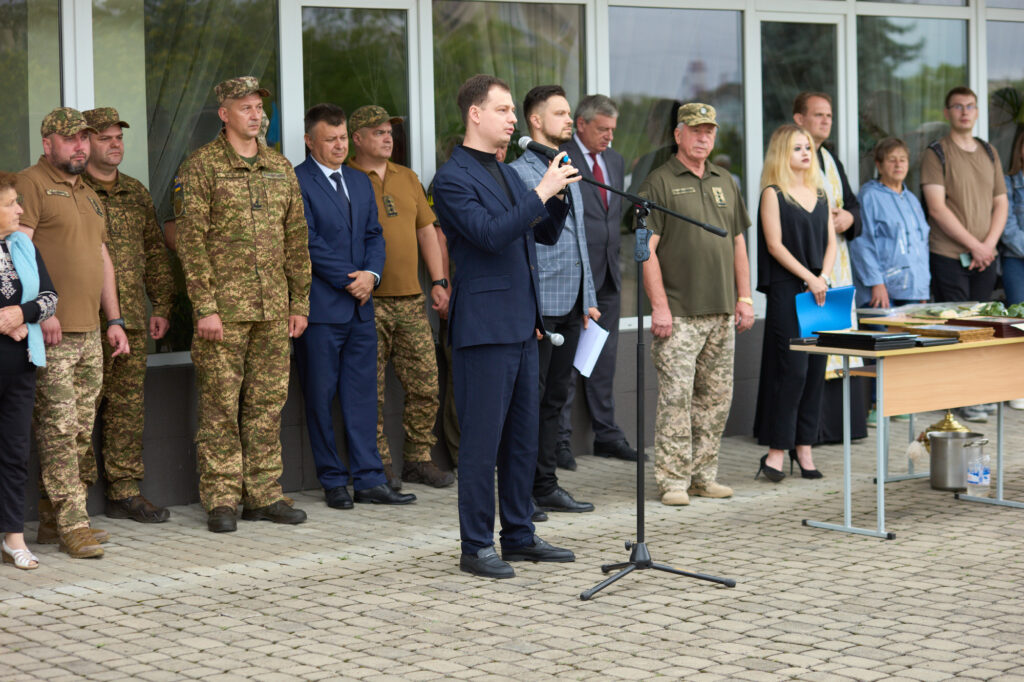 Військовий захід з промовою, люди у формі