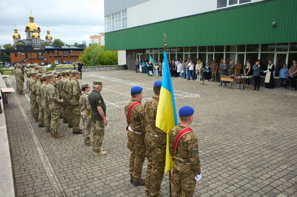 Урочиста церемонія з українськими військовими та прапором.