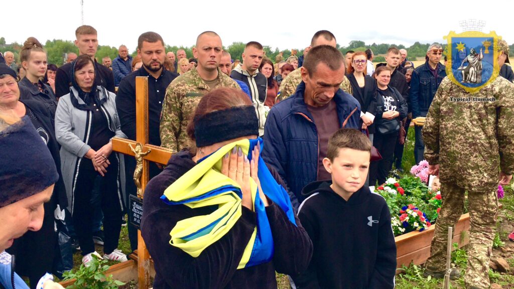 Прощання з полеглим військовим на кладовищі.