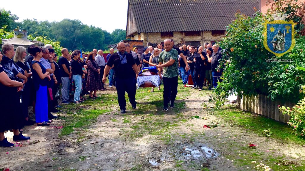 Група людей на вулиці біля будівлі