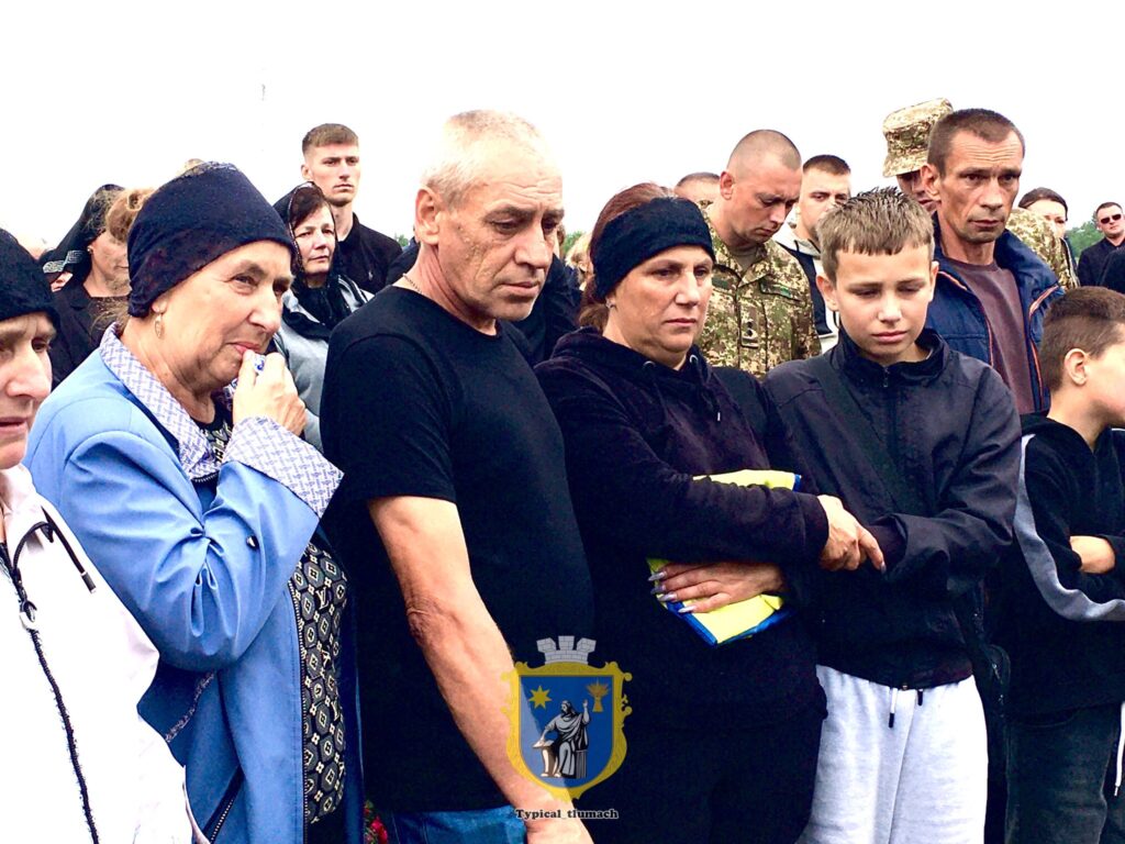 Люди стоять в жалобі на вулиці