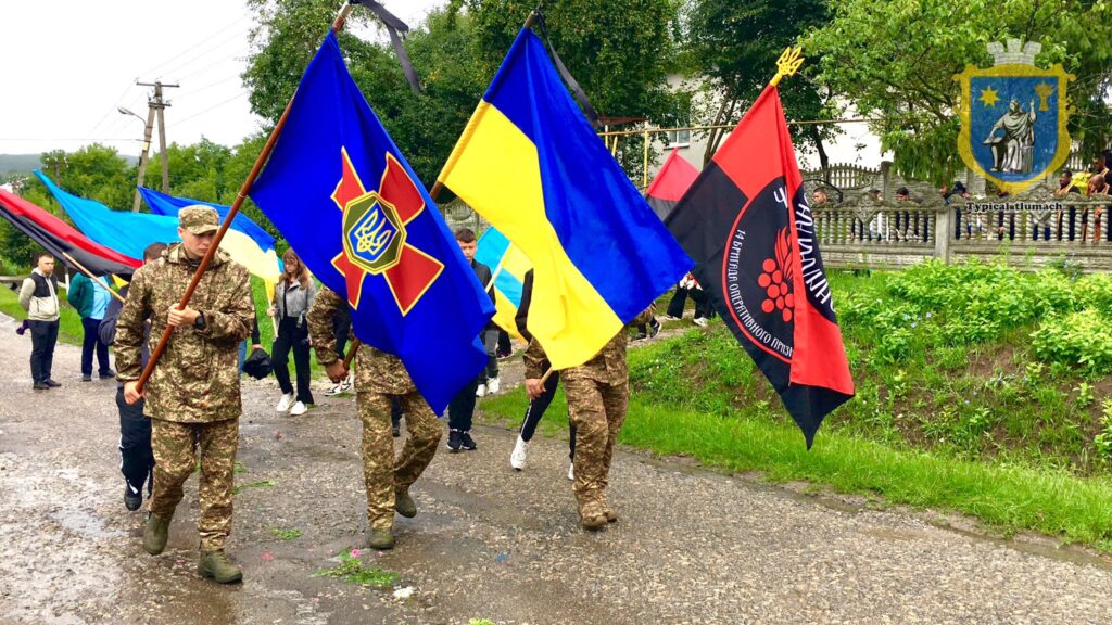 Військовий парад з українськими прапорами