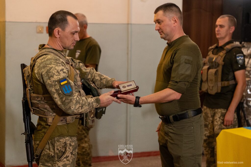 Український військовий отримує нагороду за службу.