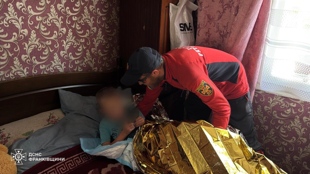 Рятувальник допомагає дитині в кімнаті