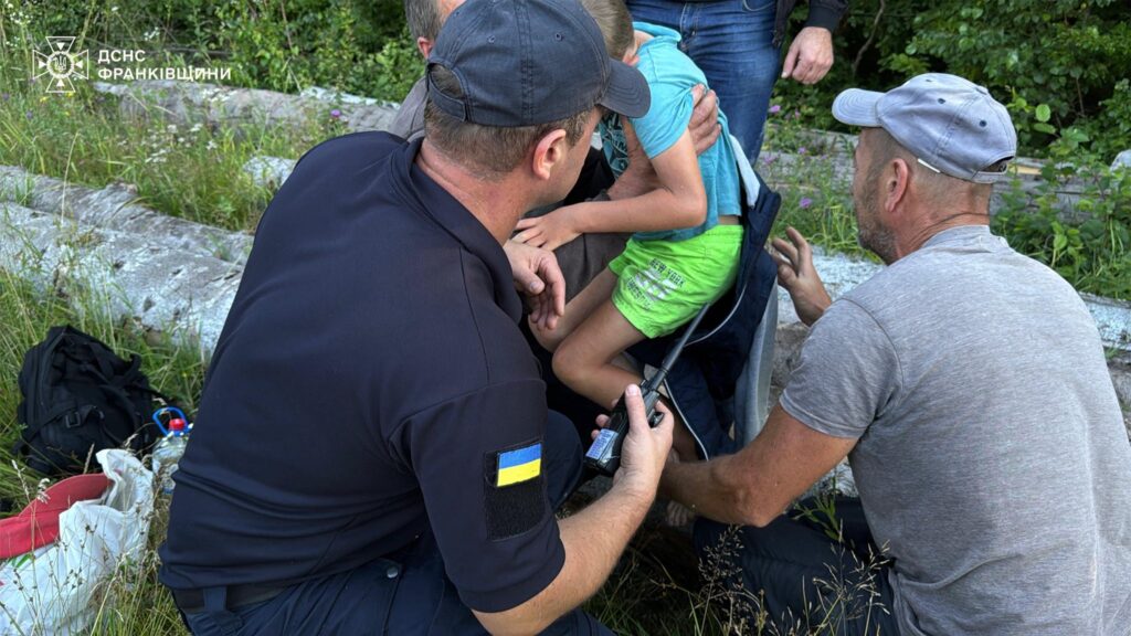 Рятувальники допомагають дитині на природі