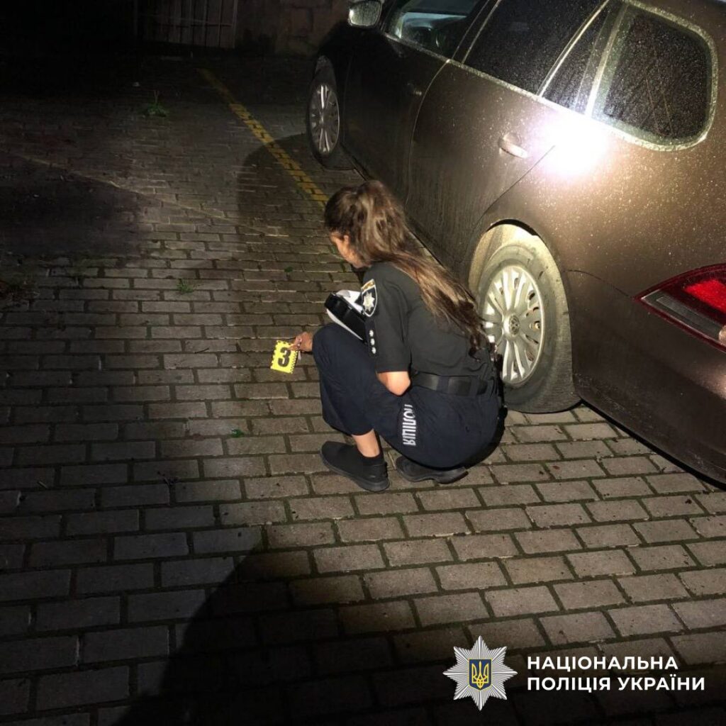 Поліція оглядає місце злочину біля автомобіля.