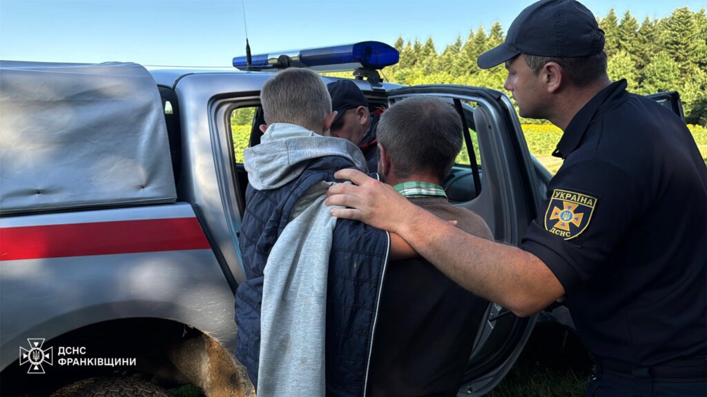 Рятувальники допомагають людям сісти у машину