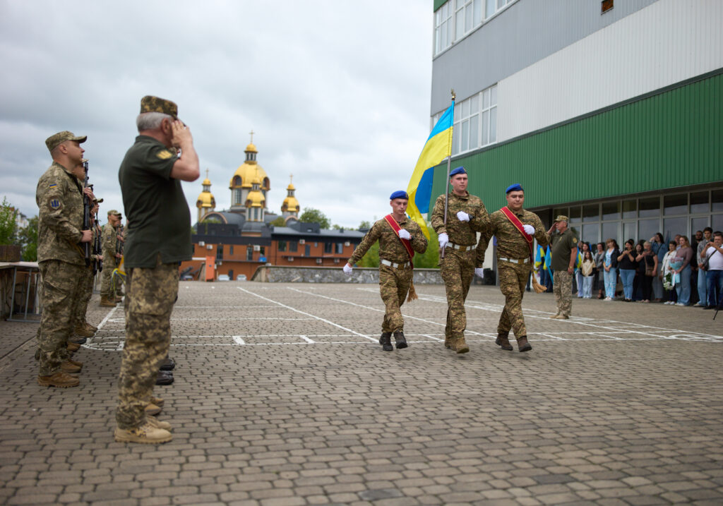 Українські військові на церемонії з прапором