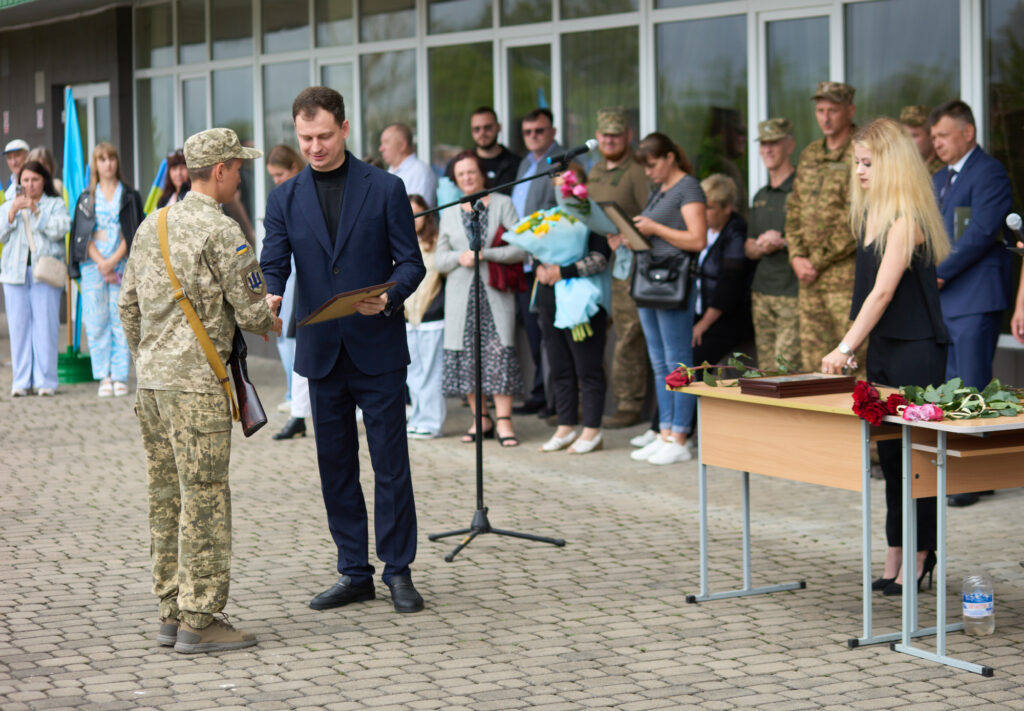 Урочиста церемонія нагородження військовослужбовця в формі.