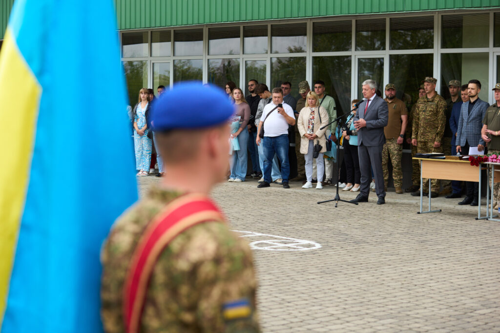 Церемонія виступ офіційних представників із військовими.