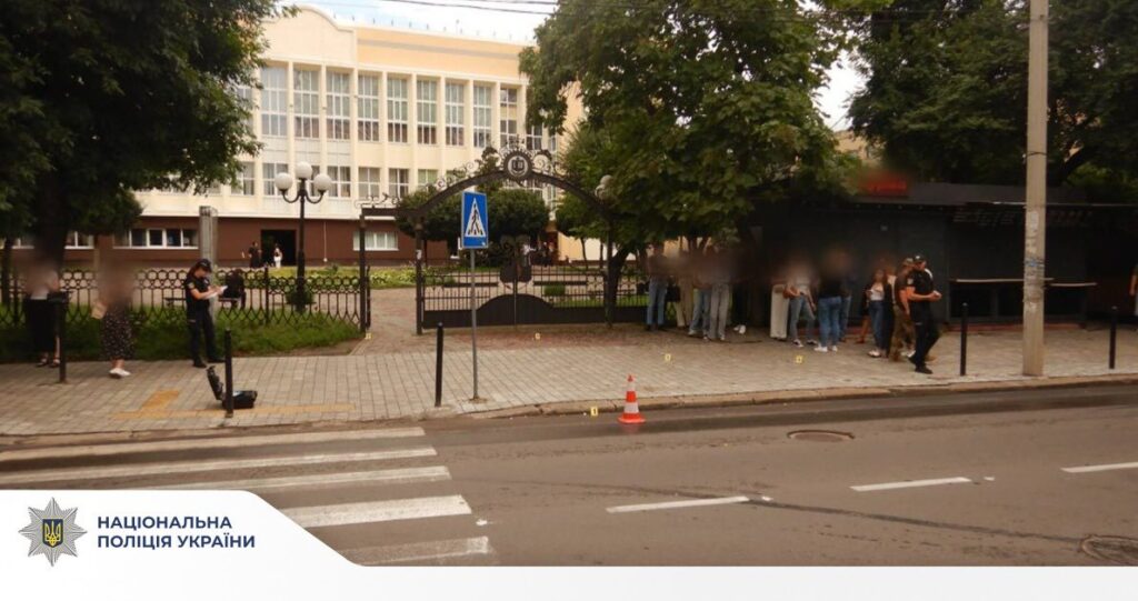 Будівля школи біля пішохідного переходу.