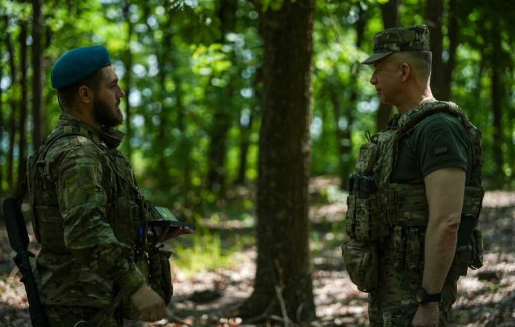 Українські військові обговорюють в лісі, зелений камуфляж