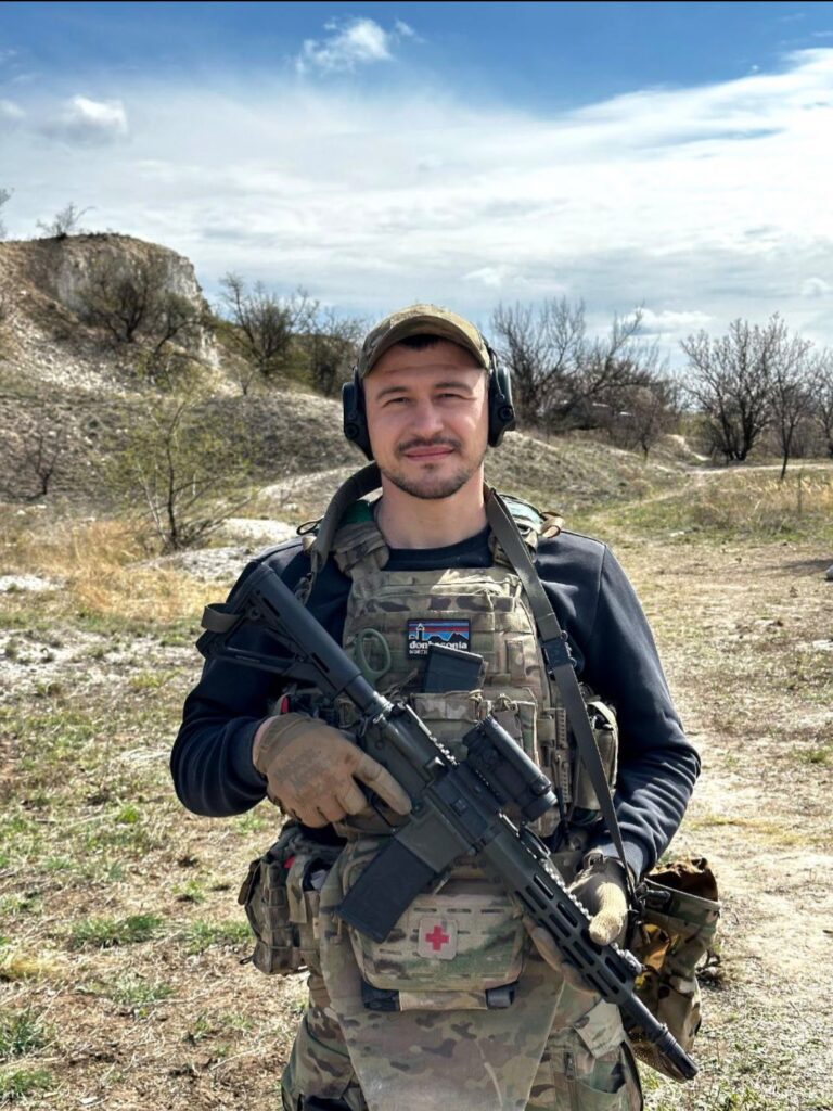 Військовий із зброєю на природі