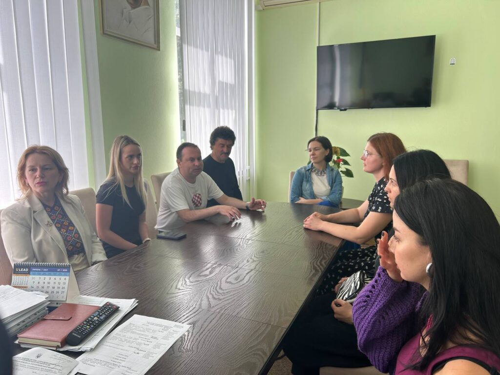 Обговорення у конференц-залі з кількома людьми.
