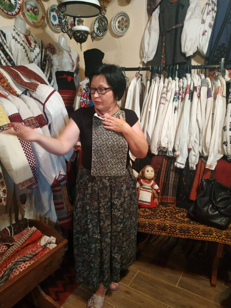 Традиційний український одяг в етнографічному музеї.