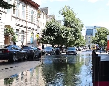 У Франківську вода фонтанує через каналізаційний люк. ВІДЕО