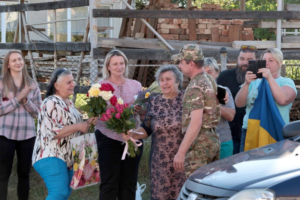 У Клубівцях зустріли воїна, який повернувся з ворожого полону. ФОТО