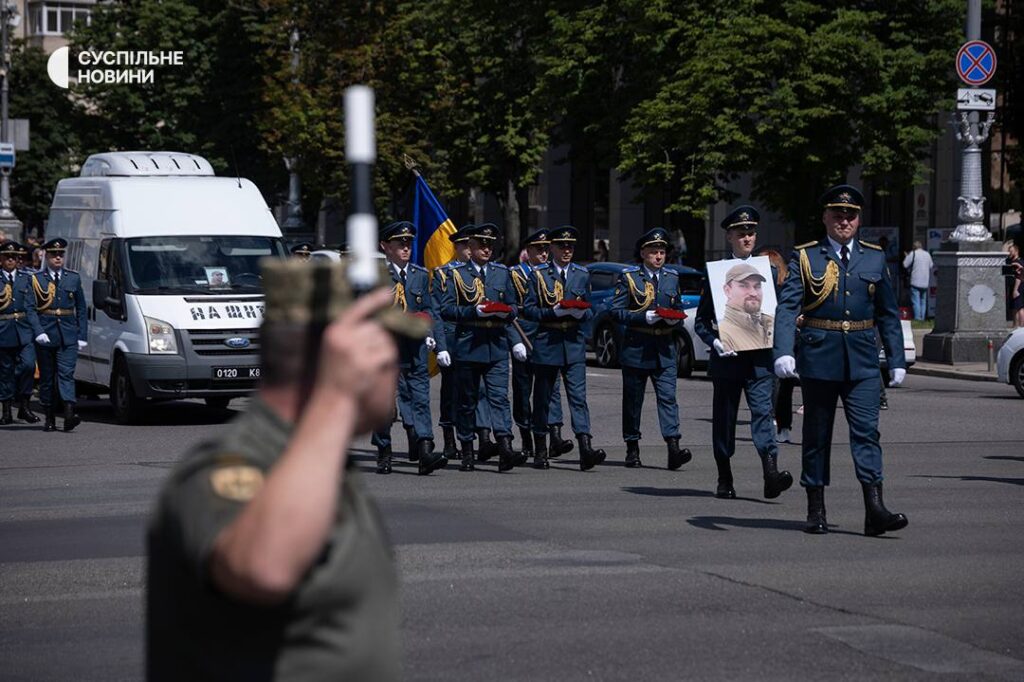 Військовий парад з портретом, центр міста