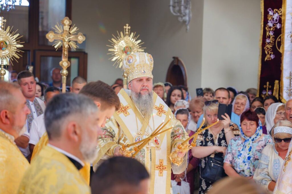 Церковна процесія з архієреєм у святковому вбранні.