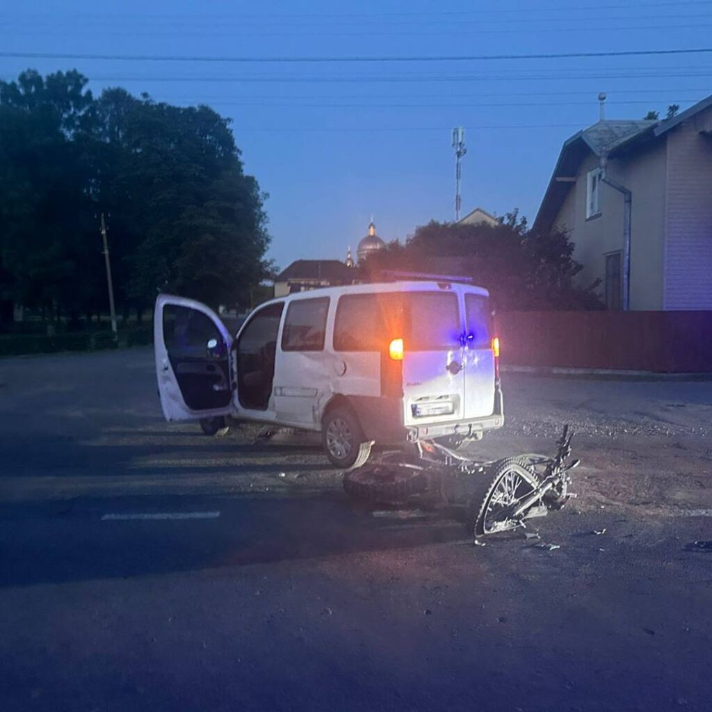 Аварія авто на дорозі вночі