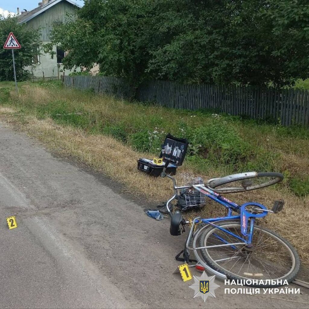 Аварія з велосипедом на узбіччі дороги.