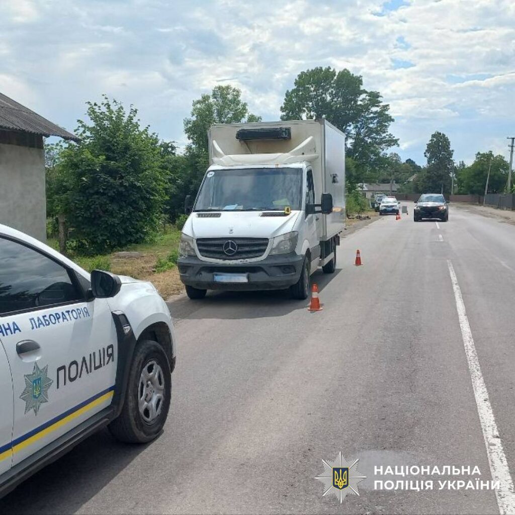 Поліцейські машини на дорозі з конусами.