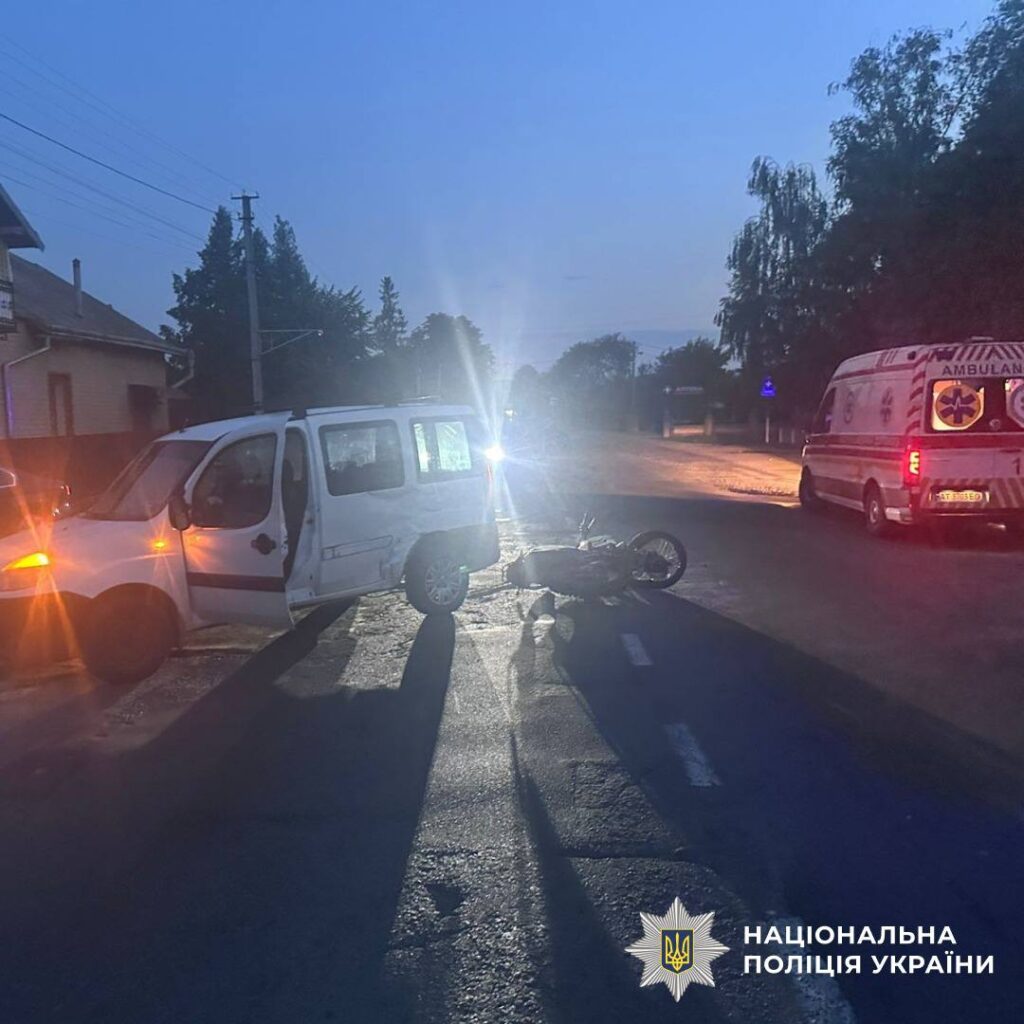 Автокатастрофа за участі мотоцикла та автомобіля.