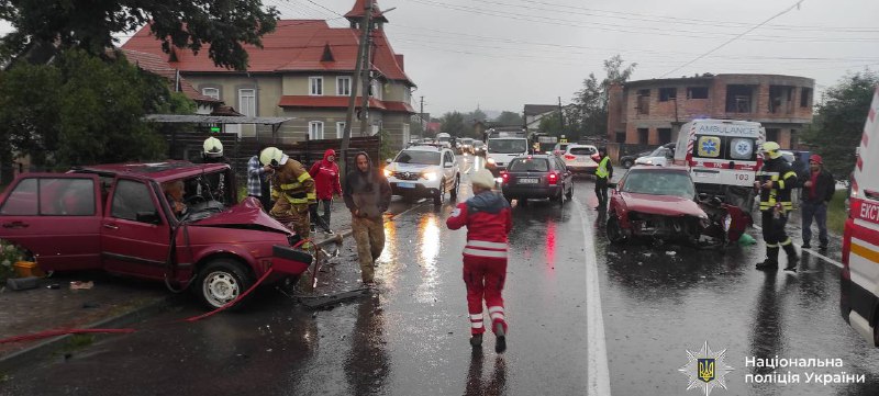 Дорожньо-транспортна пригода на мокрій дорозі, кілька автомобілів.