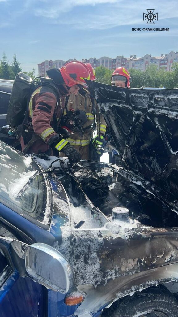 Пожежники гасать автомобіль у вогні