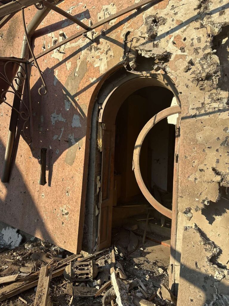 Пошкоджена стіна з вибитими дверима