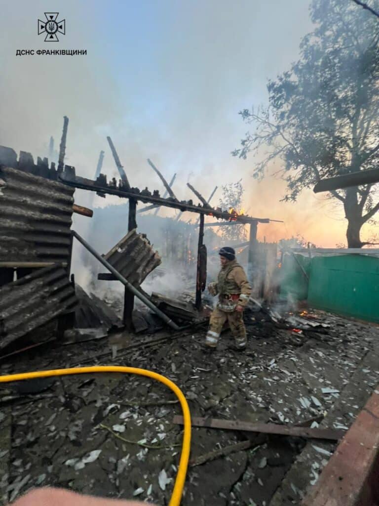 Пожежник гасить полум'я у зруйнованій будівлі